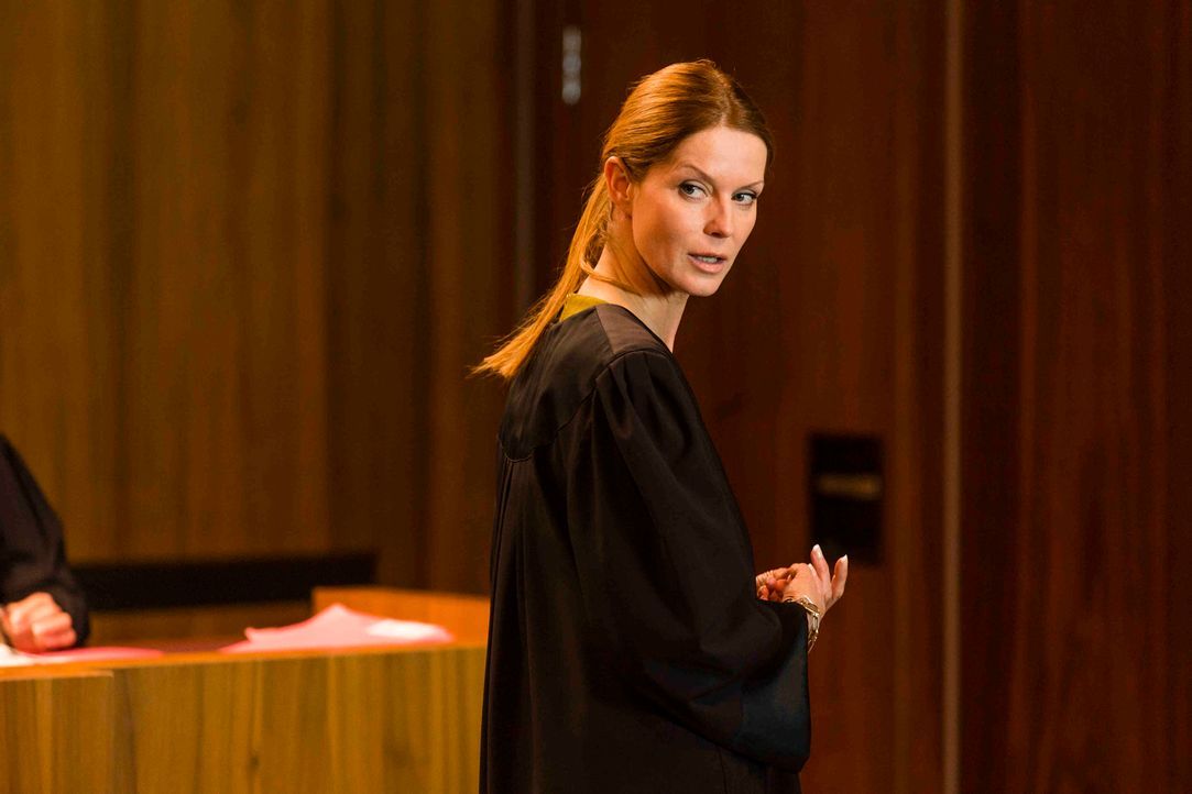 Weiß, was sie tut: Pits Anwältin Lydia Tretschock (Esther Schweins) ... - Bildquelle: Frank Dicks SAT.1