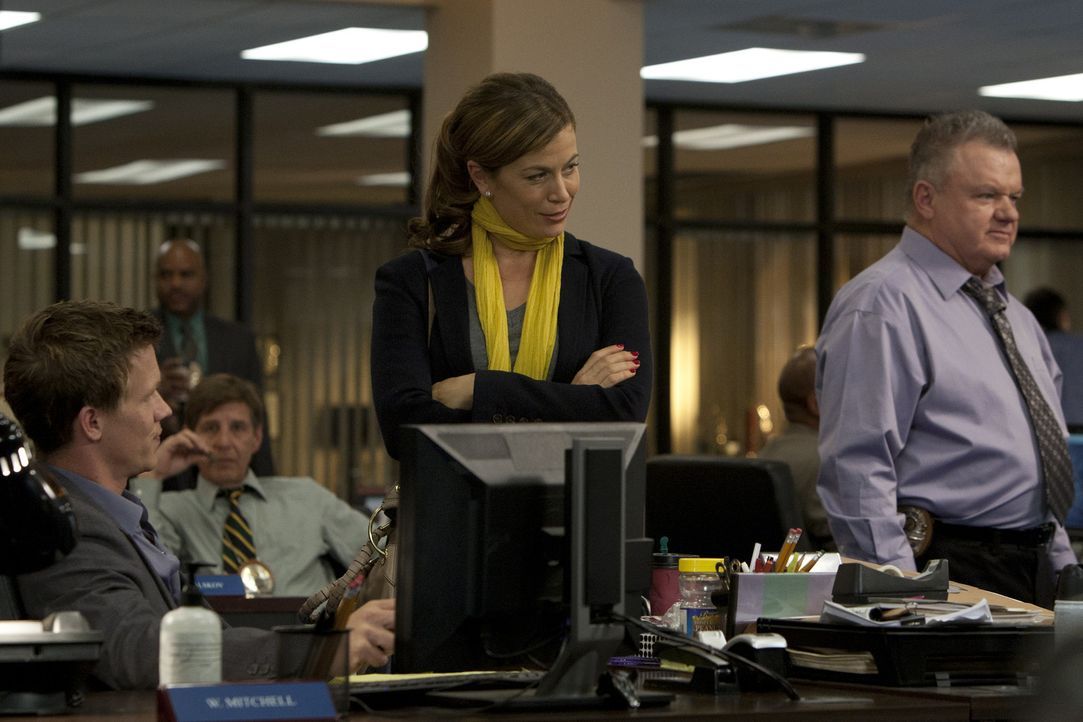 Während Dr. Ryan (Sonya Walger, 2.v.r.) Travis und Wes (Warren Kole, l.) einen Tag bei der Arbeit begleitet, versuchen diese, gemeinsam mit Phil Su... - Bildquelle: 2012 USA Network Media, LLC