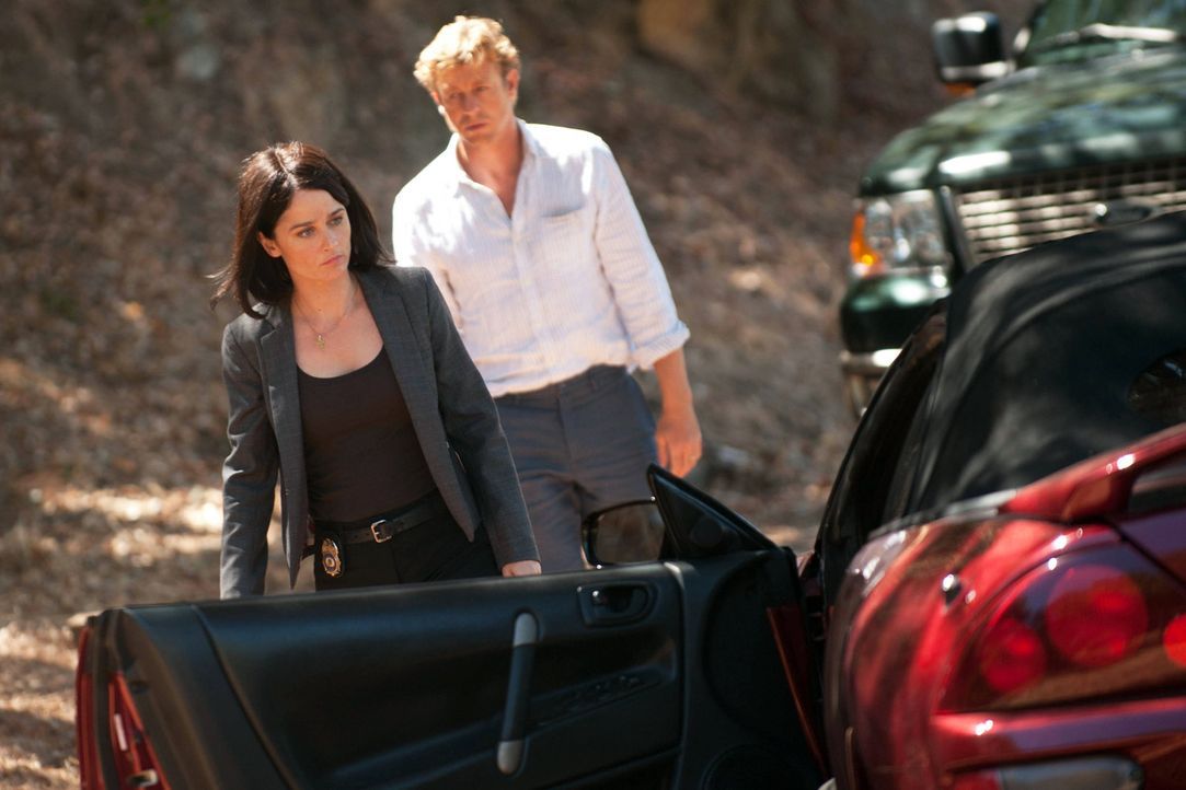 Rückblende: Patrick Jane (Simon Baker, r.) steht dem CBI-Team um Teresa Lisbon (Robin Tunney, l.) bei der Aufklärung eines Falles bei ... - Bildquelle: Warner Bros. Television