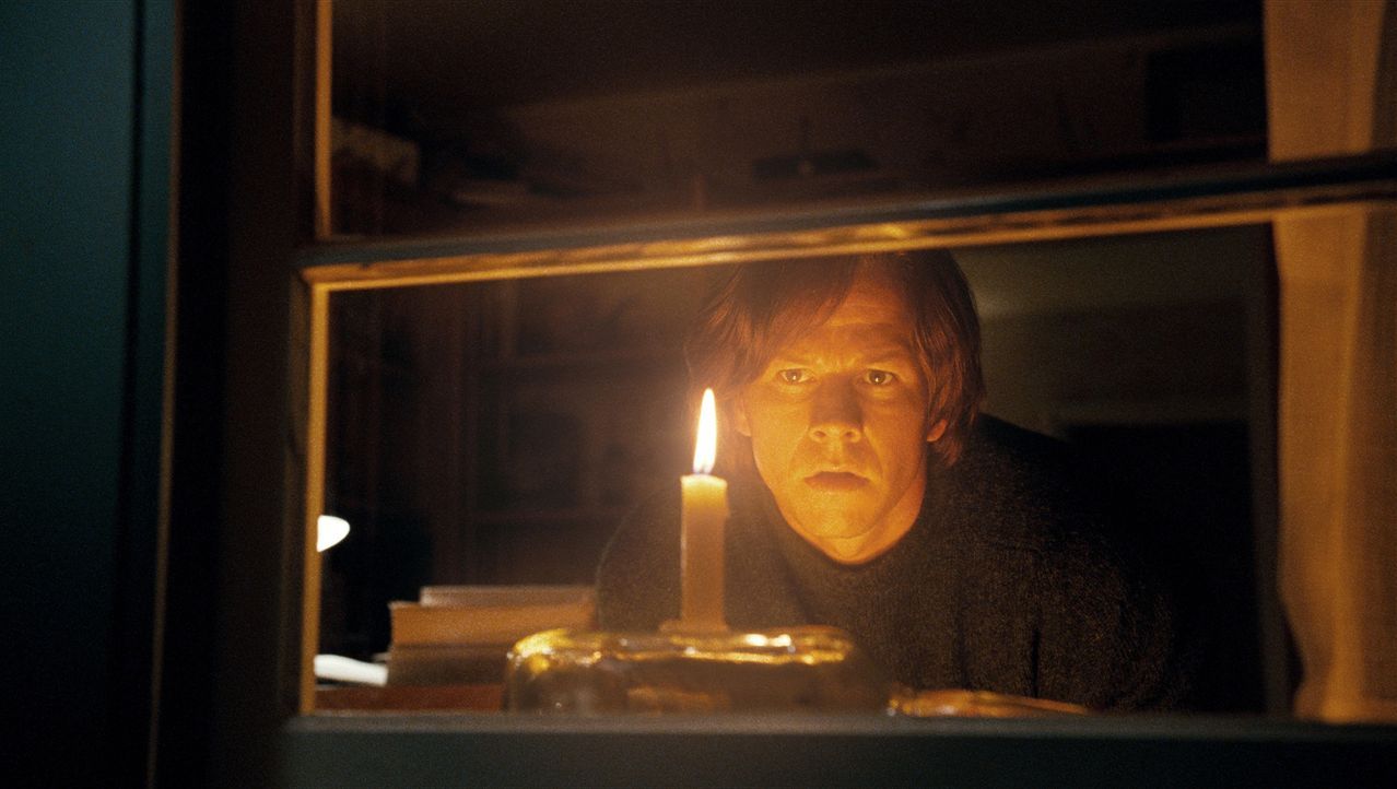 Noch will Jack Salmon (Mark Wahlberg) den Tod seiner Tochter nicht wahrhaben, und stellt ihr deshalb Nacht für Nacht eine Kerze ins Fenster ... - Bildquelle: 2009 DW Studios L.L.C. All Rights Reserved.