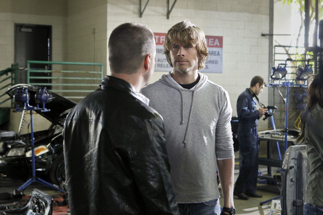 Auf der Suche nach einen Bombenleger: Callen (Chris O'Donnell, l.) und Deeks (Eric Christian Olsen, r.) ... - Bildquelle: CBS Studios Inc. All Rights Reserved.