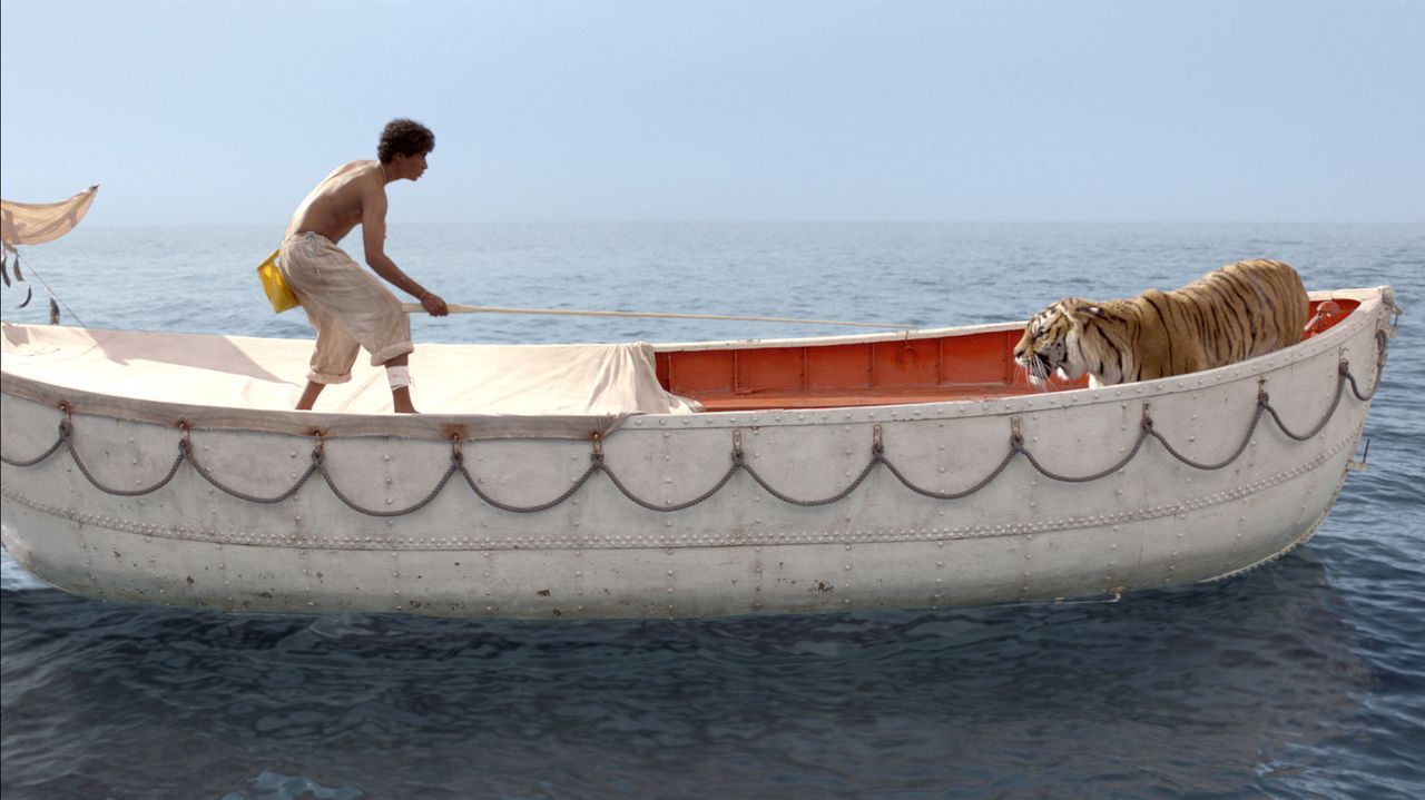 Auf der Überfahrt nach Kanada gerät das Schiff in einen Sturm und kentert. Der indische Junge Pi (Suraj Sharma) kann sich scheinbar als Einziger in... - Bildquelle: 2012 Twentieth Century Fox Film Corporation. All rights reserved.