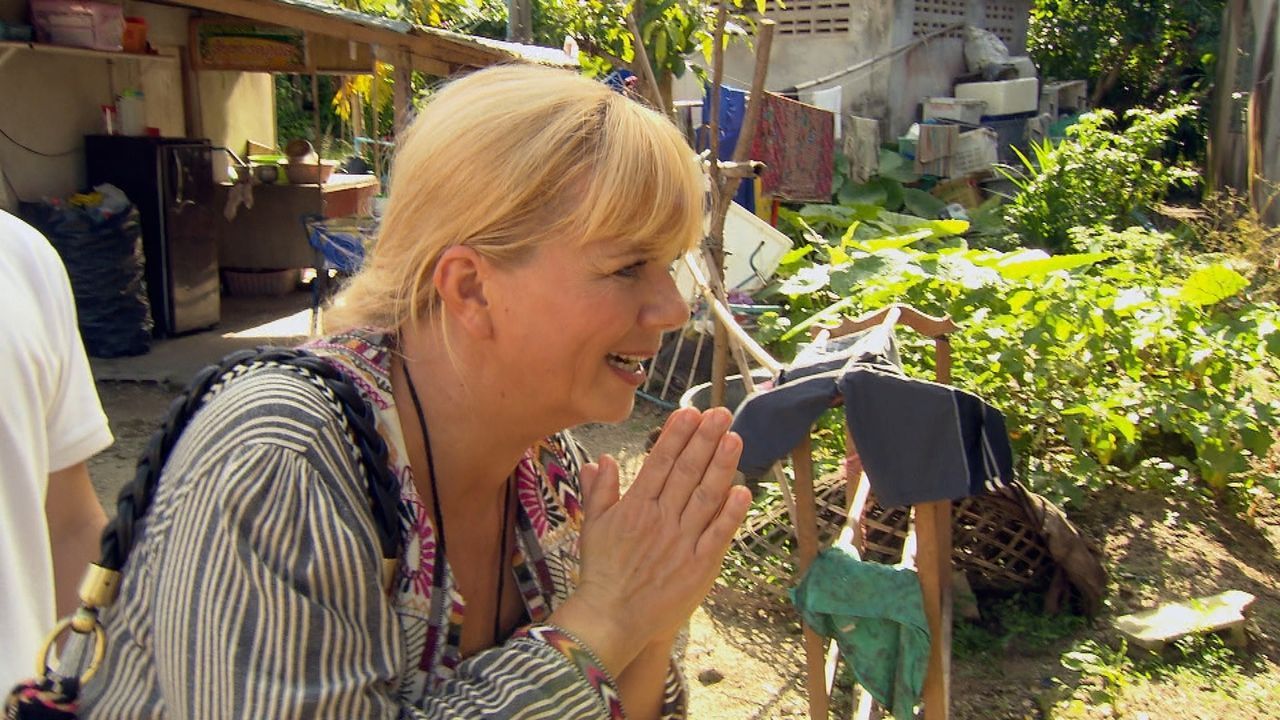 Julia Leischik ist unterwegs in Thailand, in der Hoffnung, eine Familie zusammenführen zu können. - Bildquelle: SAT.1