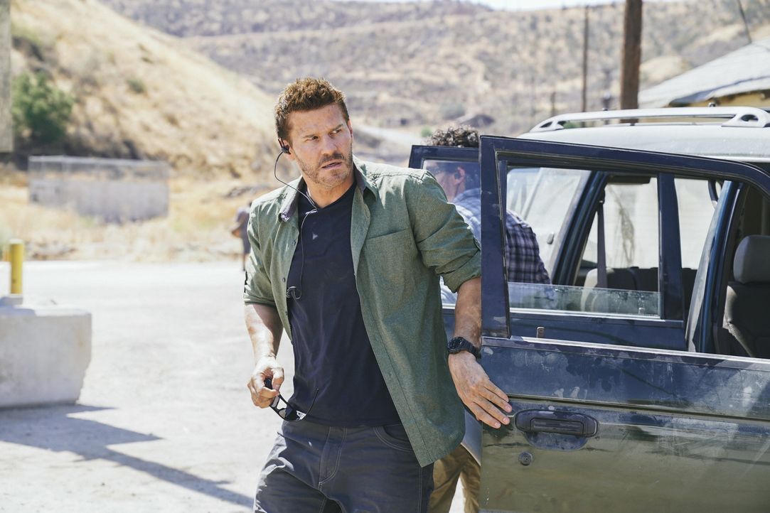 Um die amerikanische Botschaft im unstabilen Südsudan zu schützen, bekommen Jason (David Boreanaz) und sein Team die Anweisung, die Botschaft zu eva... - Bildquelle: Erik Voake Erik Voake/CBS  2017 CBS Broadcasting, Inc. All Rights Reserved