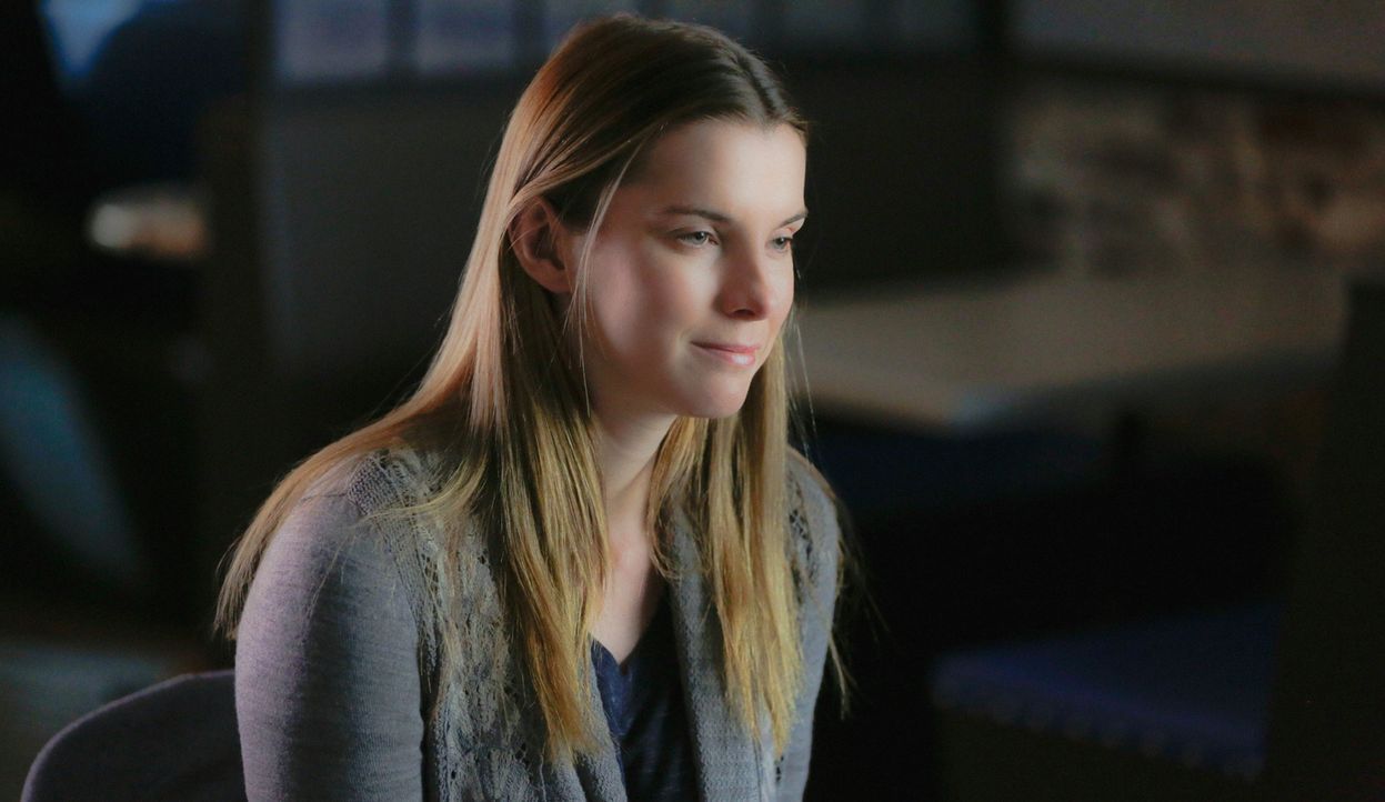 Bittet Joan um Hilfe und ahnt dabei nicht welchen Stein sie damit ins Rollen bringt: Fiona Helbron (Betty Gilpin) ... - Bildquelle: 2015 CBS Broadcasting Inc. All Rights Reserved.