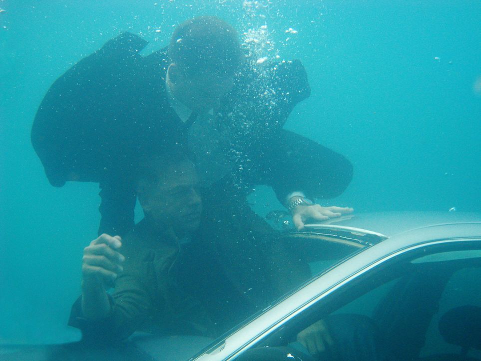 Tony (Michael Weatherly, l.) versucht Gibbs (Mark Harmon, r.) aus dem sinkenden Wagen zu retten. Ein Wettkauf mit der Zeit beginnt ... - Bildquelle: CBS Television