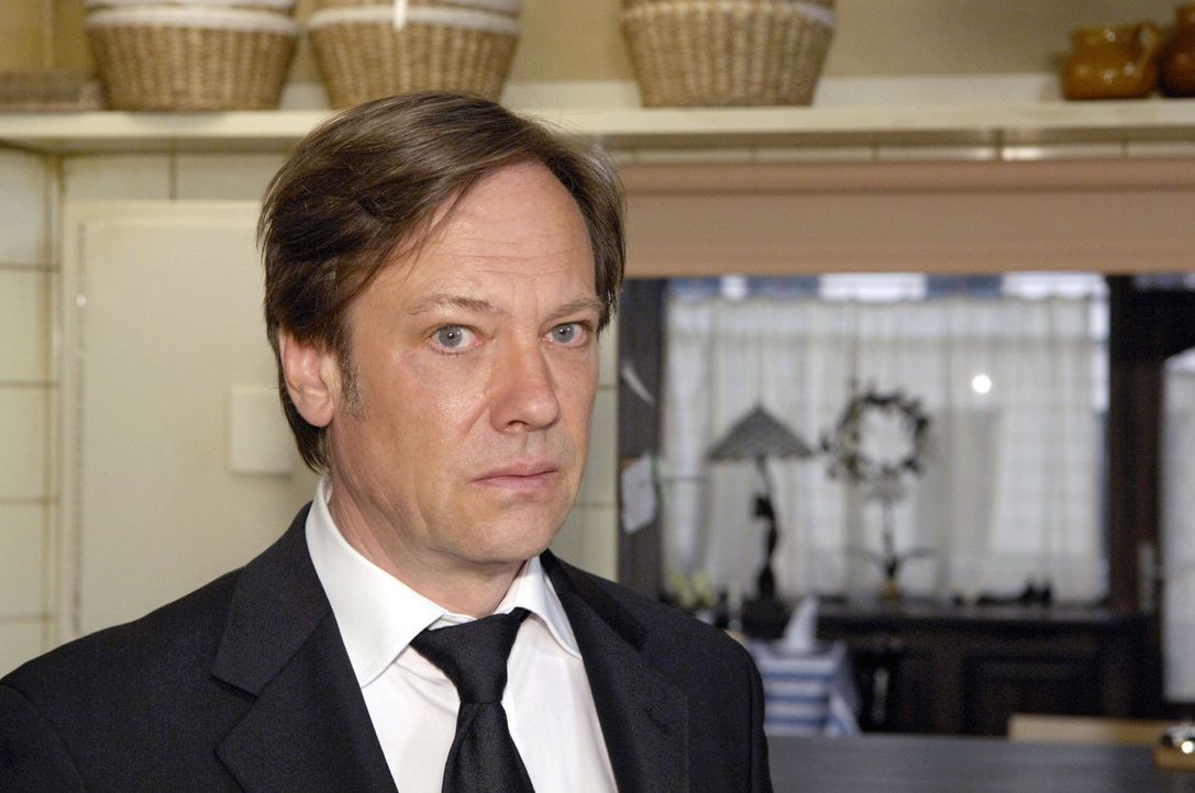 Armin (Rainer Will) erkennt, dass er seine Taktik ändern muss, um gegen Georg bestehen zu können. - Bildquelle: Sat.1