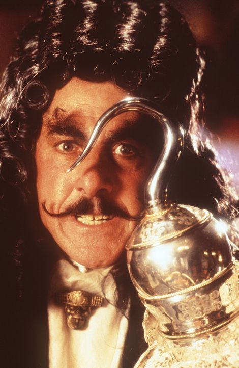 Captain Hook (Dustin Hoffman) hat nur noch einen Gedanken: Peter Pan endgültig den Garaus zu machen ... - Bildquelle: Copyright   1991 TriStar Pictures, Inc. All Rights Reserved.