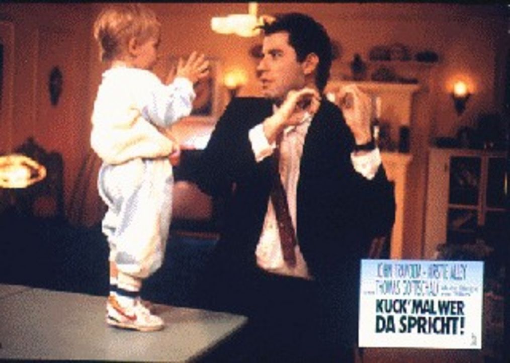 Der sympathische Taxifahrer James (John Travolta, r.) und das Baby Mickey (Jaryd Waterhouse, l.) sind sich einig: Mami Mollie braucht einen Mann und... - Bildquelle: TriStar Pictures