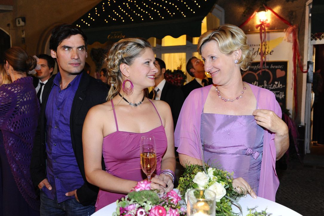 Genießen die Hochzeitsfeier von Jonas und Anna: Alexander (Paul Grasshoff, l.), Mia (Josephine Schmidt, M.) und Susanne (Heike Jonca, r.) ... - Bildquelle: SAT.1