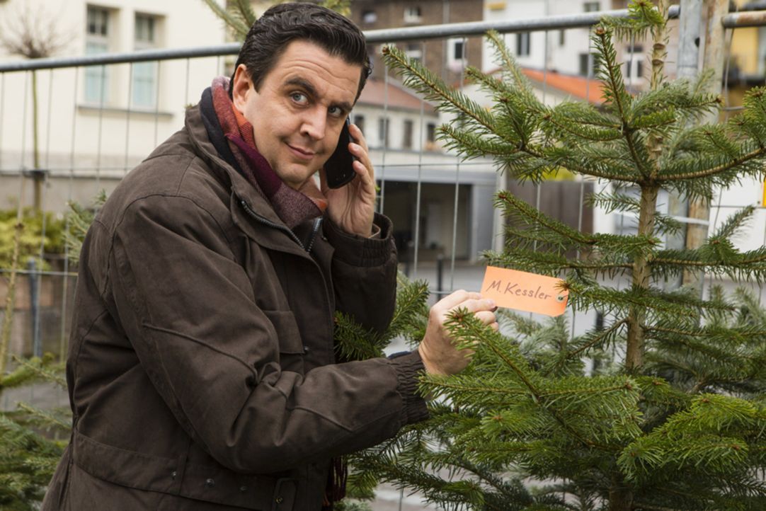 Auf der Suche nach dem passenden Weihnachtsbaum: Bastian (Batian Pastewka) - Bildquelle: Frank Dicks SAT.1
