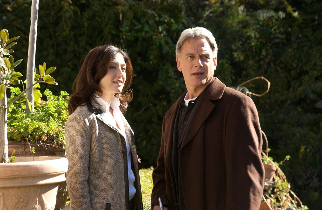Als Ducky entführt wird, bleibt Gibbs (Mark Harmon, r.) und Kate (Sasha Alexander, l.) nicht viel Zeit, um ihren Freund zu retten und den Killer zu... - Bildquelle: CBS Television