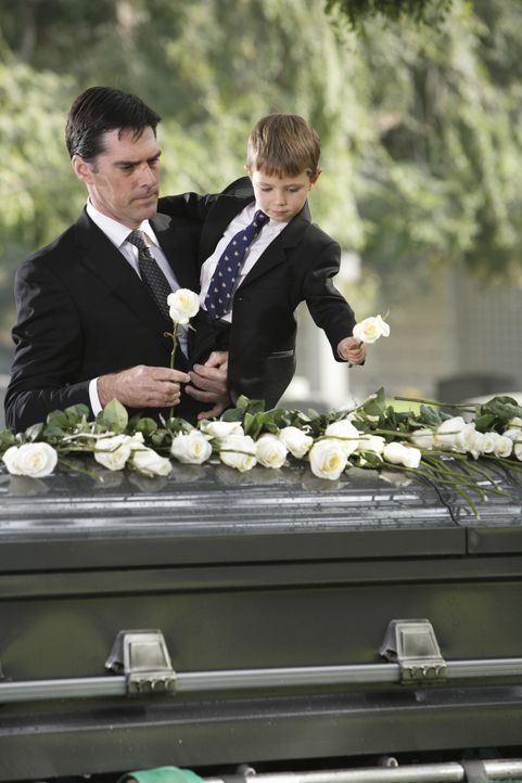 Ein schwerer Tag für Hotch (Thomas Gibson, l.) und seinen Sohn Jack (Cade Owens, r.) ... - Bildquelle: Touchstone Television