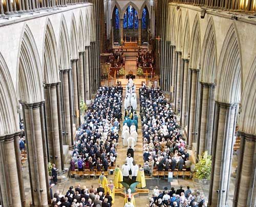 Für Ken Follett die "attraktivste" Kathedrale und maßgebliches Vorbild für seinen Roman "Die Säulen der Erde": In der Kathedrale von Salisbury f... - Bildquelle: AFP