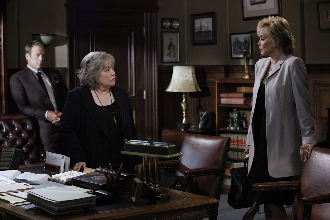 Als Staatsanwältin Roseanna Remmick (Jean Smart, r.), mit unfairen Mittel versucht den Sanders-Fall zu gewinnen, müssen Harry (Kathy Bates, M.) un... - Bildquelle: Warner Bros. Television