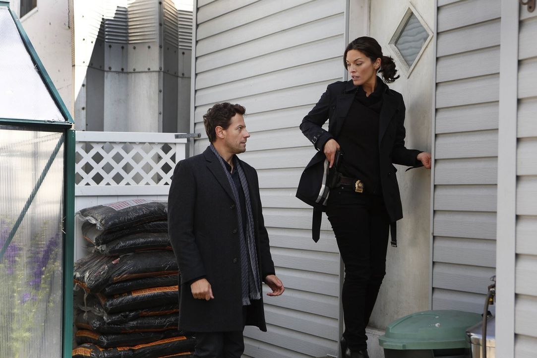 Dr. Henry Morgan (Ioan Gruffudd, l.) und Detective Jo Martinez (Alana de la Garza, r.) finden in dem Fall mit dem entgleisten Zug schnell heraus, da... - Bildquelle: Warner Brothers