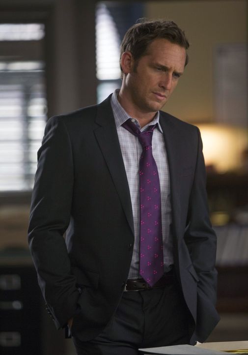 Muss gemeinsam mit Laura einen neuen verzwickten Fall aufklären: Jake (Josh Lucas) ... - Bildquelle: Warner Bros. Entertainment, Inc.
