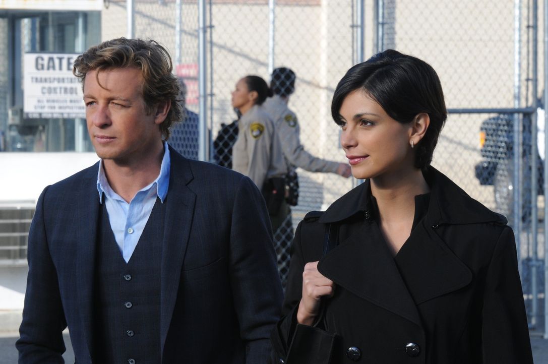 Patrick Jane (Simon Baker, l.)  erhält einen Anruf von der ehemaligen Partnervermittlerin Erica Flynn (Morena Baccarin, r.), die im Gefängnis sitz... - Bildquelle: Warner Bros. Television