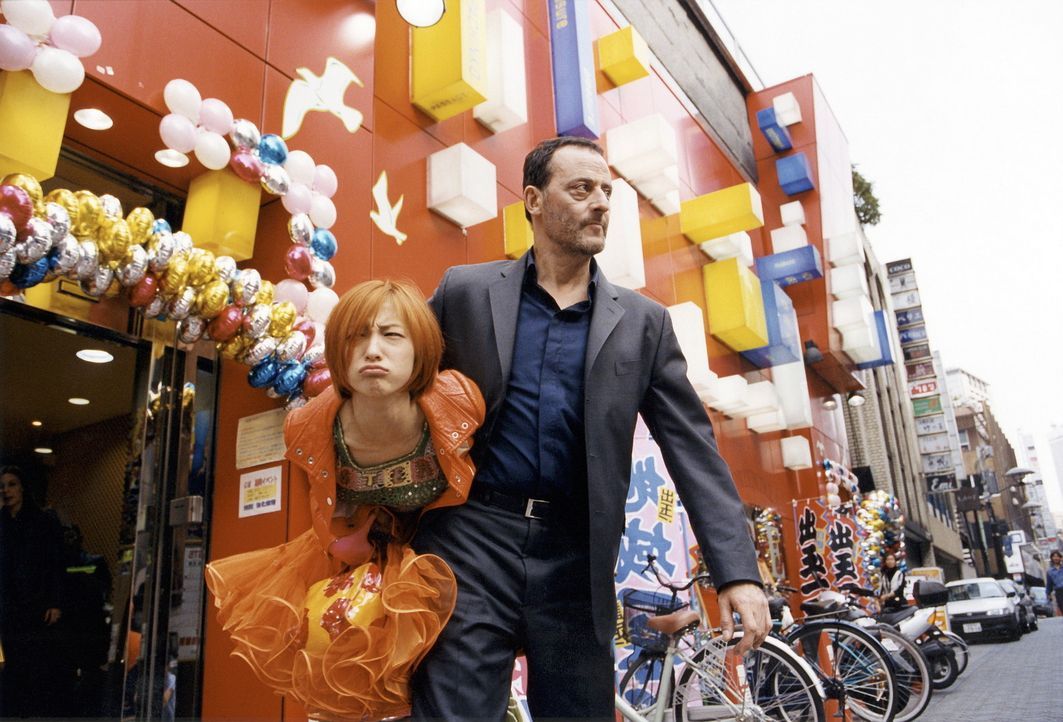 Nach 20 Jahren lernt Hubert (Jean Reno, r.) seine Tochter Yumi (Ryoko Hirosue, l.) kennen. Anfangs haben beide große Probleme miteinander, doch als... - Bildquelle: TOBIS - FILM