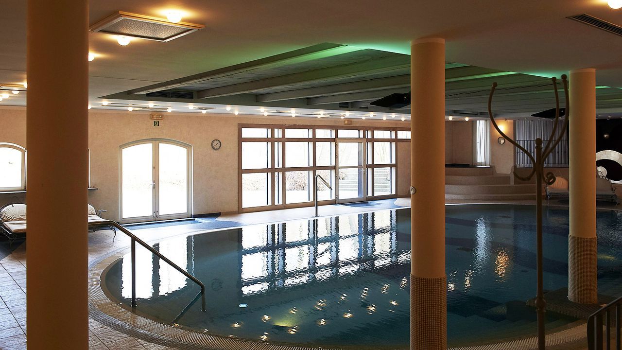 Luxushotel-Dwor-Oliwski-danzig-spa-swimming-pool-12-03-14-dpa - Bildquelle: dpa