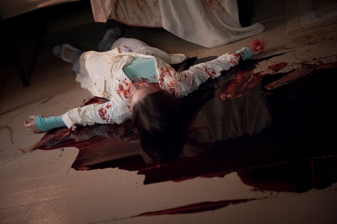 Die attraktive Beth LeBeau (Hilary Jardine) wird Opfer eines mordsüchtigen Monsters, das die Frau unters Bett zieht, tötet und das Gesicht mit ein... - Bildquelle: Brooke Palmer 2013 NBCUniversal Media, LLC