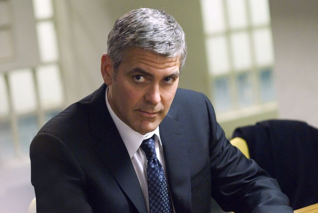 Während Karen verzweifelt versucht, die Beweise gegen die von ihr vertretenen Firma zu vertuschen, weiß Michael (George Clooney) nicht mehr, an wen... - Bildquelle: Constantin Film Verleih GmbH