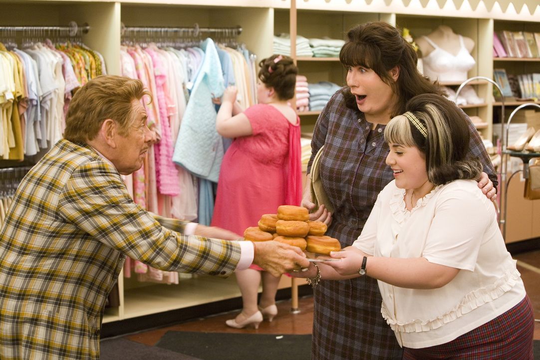 Seit Ednas (John Travolta, M.) Tochter Tracy (Nicole Blonsky, r.) bei einer Tanzshow mitmacht, ist sie in aller (Jerry Stiller, l.) Munde ... - Bildquelle: Warner Brothers International Television Distribution Inc.