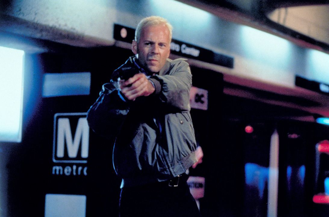 Der Schakal (Bruce Willis) ist auf der Flucht vor dem einzigen Menschen, der ihm gefährlich werden könnte, der einzige Mensch, der je sein Gesicht...