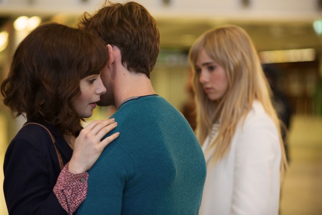 Eigentlich möchte Rosie (Lily Collins, l.) Alex (Sam Claflin, r.) endlich ihre Gefühle gestehen. Doch erst ist er mit Sally verlobt und danach kommt... - Bildquelle: Constantin Film Verleih GmbH