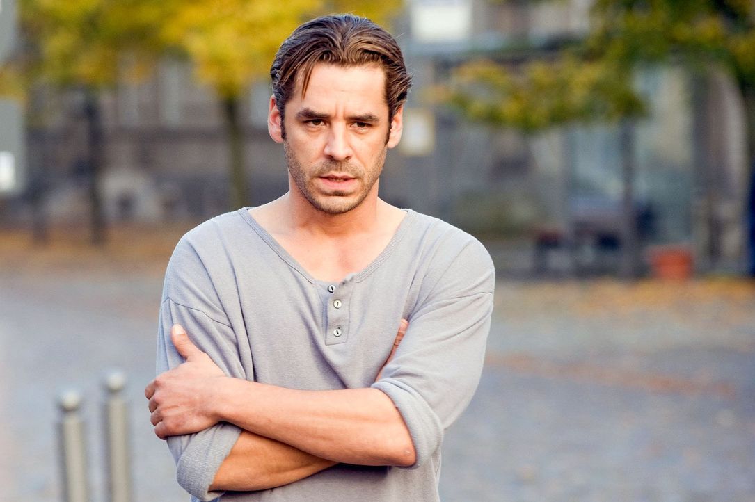 Ben (Tobias Oertel) ist überrascht, dass Maja von ihrem Verlobten abgeholt wird. - Bildquelle: Sat.1