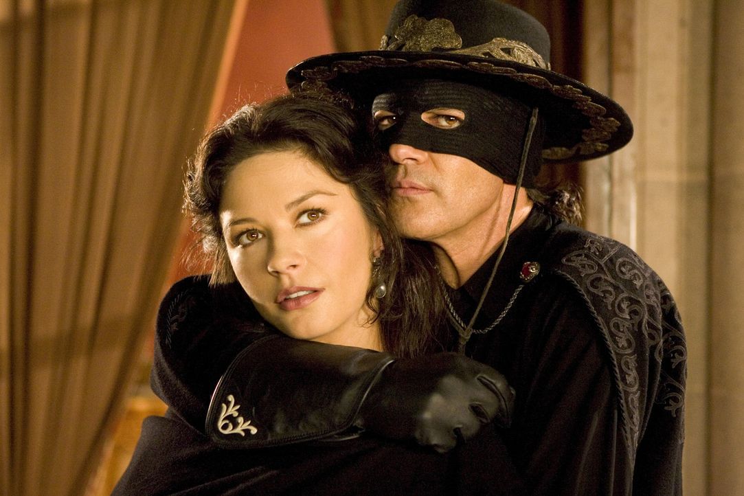 Zorres für Zorro (Antonio Banderas, r.)! Seiner temperamentvollen Ehefrau Elena (Catherine Zeta-Jones, l.) passt es überhaupt nicht, dass Zorro wi... - Bildquelle: Sony Pictures Television International. All Rights Reserved.