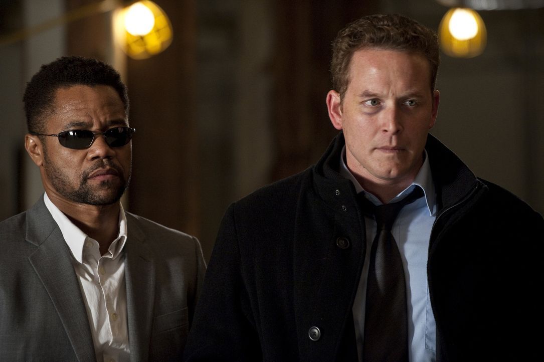 Rache ist ein häufiges Mordmotiv, das weiß nicht nur der Spezialagent Jonas Arbor (Cuba Gooding Jr., l.), sondern auch Allan Campbell (Cole Hauser,... - Bildquelle: 2011 Sony Pictures Worldwide Acquisitions Inc. All Rights Reserved