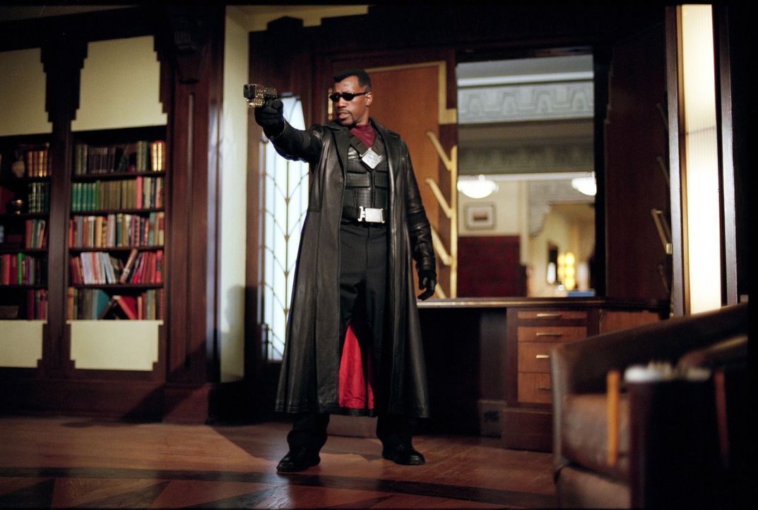 Mit Silberschwert, Knoblauchinjektionen und Herzpflöcken bewaffnet, stellt sich Blade (Wesley Snipes) der Übermacht der Untoten ... - Bildquelle: New Line Cinema