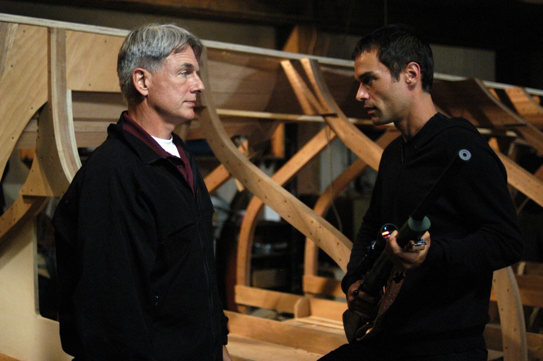 Ari (Rudolf Martin, r.) hat Gibbs (Mark Harmon, l.) auf eine falsche Fährte gelenkt, um mit Zivas Hilfe und gefälschten Papieren untertauchen zu k... - Bildquelle: TM &   2006 CBS Studios Inc. All Rights Reserved.
