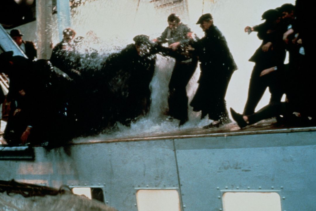 Als die Titanic zu sinken droht, bricht auf dem Schiff Panik aus, denn zu allem Übel sind zu wenig Rettungsboote vorhanden ... - Bildquelle: American Broadcasting Company