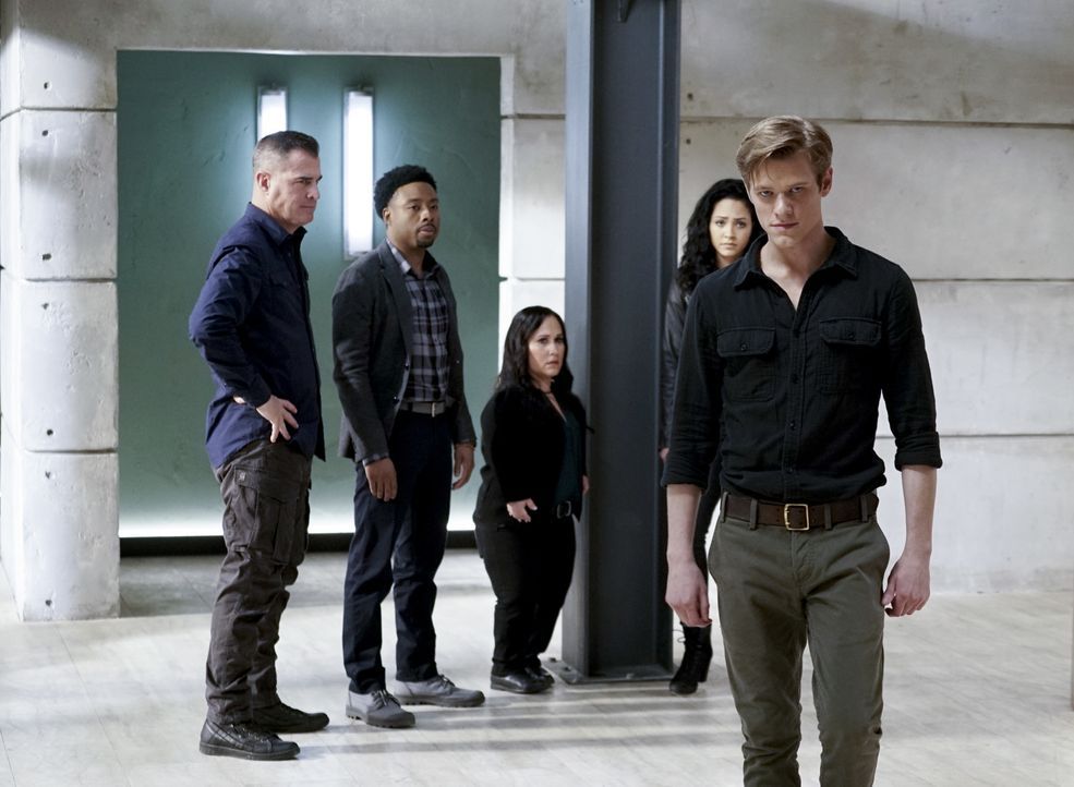 Auf sie kann sich MacGyver (Lucas Till, r.) immer verlassen: (v.l.n.r.) Jack (George Eads), Bozer (Justin Hires), Matty (Meredith Eaton) und Riley (... - Bildquelle: Jace Downs Jace Downs/CBS   2018 CBS Broadcasting, Inc. All Rights Reserved.