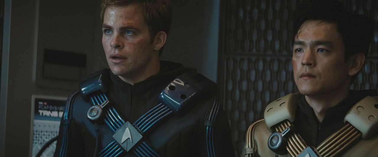 Ihr erster Einsatz auf der Enterprise artet zu einem gnadenlosen Kampf ums Überleben aus: Steuermann Sulu (John Cho, r.) und Kirk (Chris Pine, l.) .... - Bildquelle: Paramount Pictures