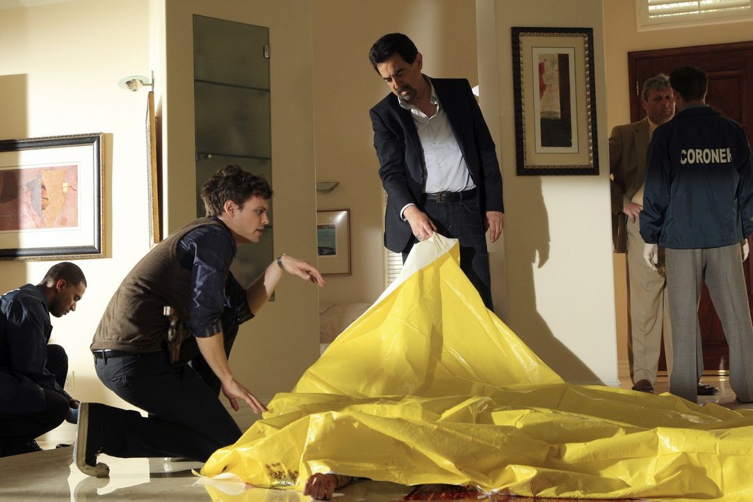 Hoffen, am Tatort Hinweise auf den Mörder zu finden: Rossi (Joe Mantegna, M.) und Reid (Matthew Gray Gubler, 2.v.l.) ... - Bildquelle: ABC Studios