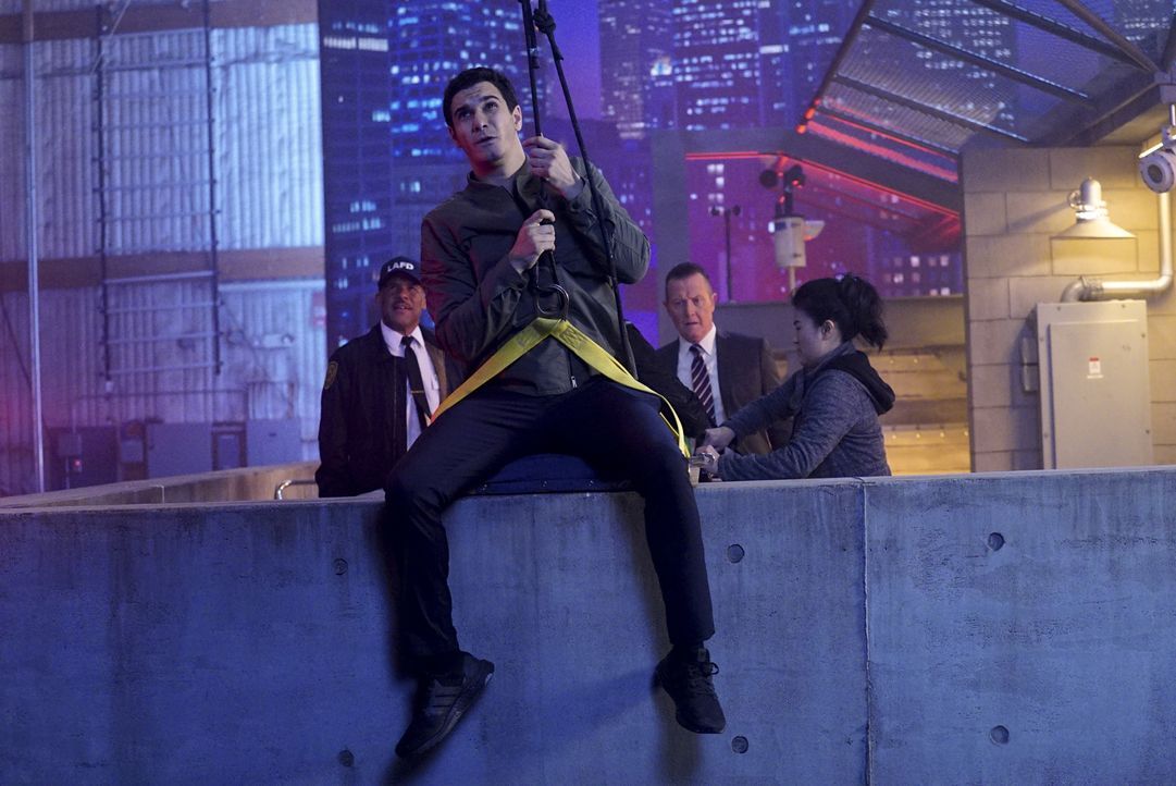 Während Chief Benavidez (Peter Parros, l.), Walter (Elyes Gabel, 2.l.), Cabe (Robert Patrick, 2.v.r.) und Happy (Jadyn Wong, r.) Valentinstag auf ei... - Bildquelle: Monty Brinton 2018 CBS Broadcasting, Inc. All Rights Reserved