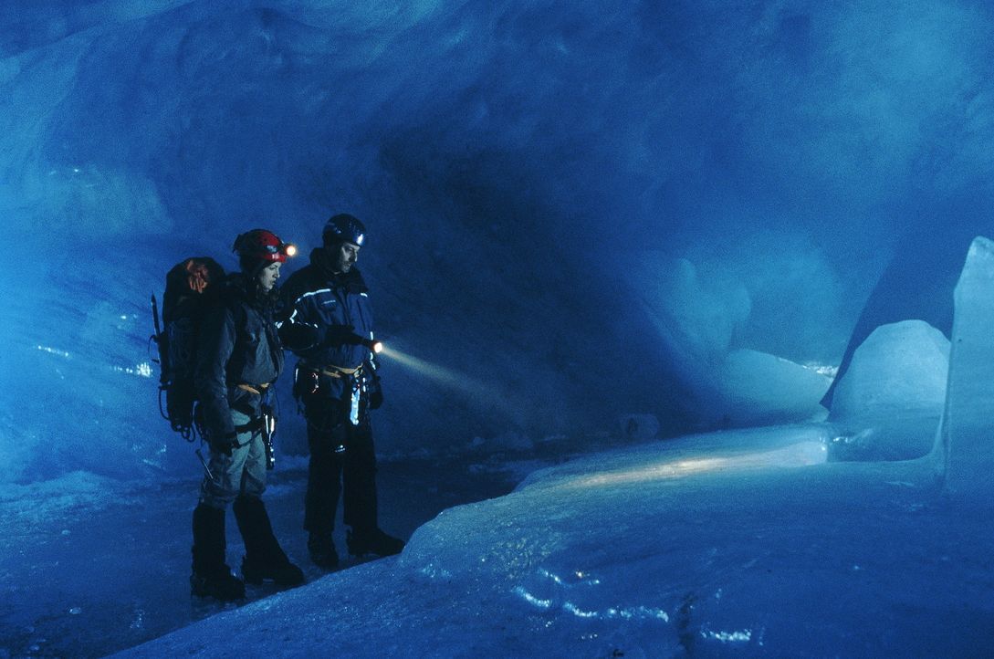 Die junge Gletscherexpertin Fanny (Nadia Ferès, l.) führt den Kommissar Pierre Nièmans (Jean Reno, r.) auf die entscheidende Spur ... - Bildquelle: TOBIS STUDIO CANAL GMBH&CO.KG