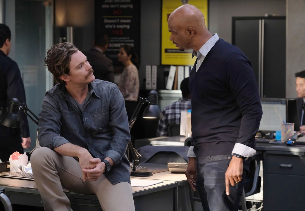Wie lange kann Murtaugh (Damon Wayans, r.) seinem Kollegen Riggs (Clayne Crawford, l.) noch bei seinem selbstzerstörerischen Verhalten zusehen? - Bildquelle: Warner Brothers