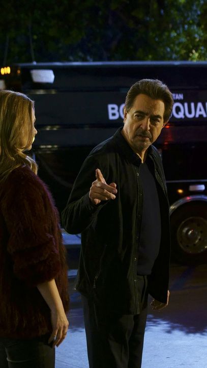 Versuchen, das Verbrechersyndikat "Dirty Dozen" dingfest zu machen: JJ (AJ Cook, l.), Rossi (Joe Mantegna, r.) und das restliche BAU-Team ... - Bildquelle: Monty Brinton ABC Studios