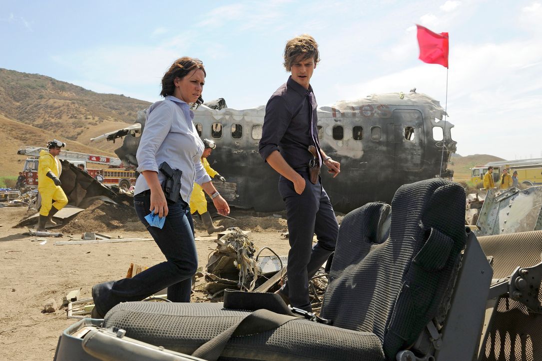 Müssen herausfinden, wie es zu dem Flugzeugabsturz in Colorado kommen konnte: Reid (Matthew Gray Gubler, r.) und Kate (Jennifer Love Hewitt, l.) ... - Bildquelle: Colleen Hayes ABC Studios