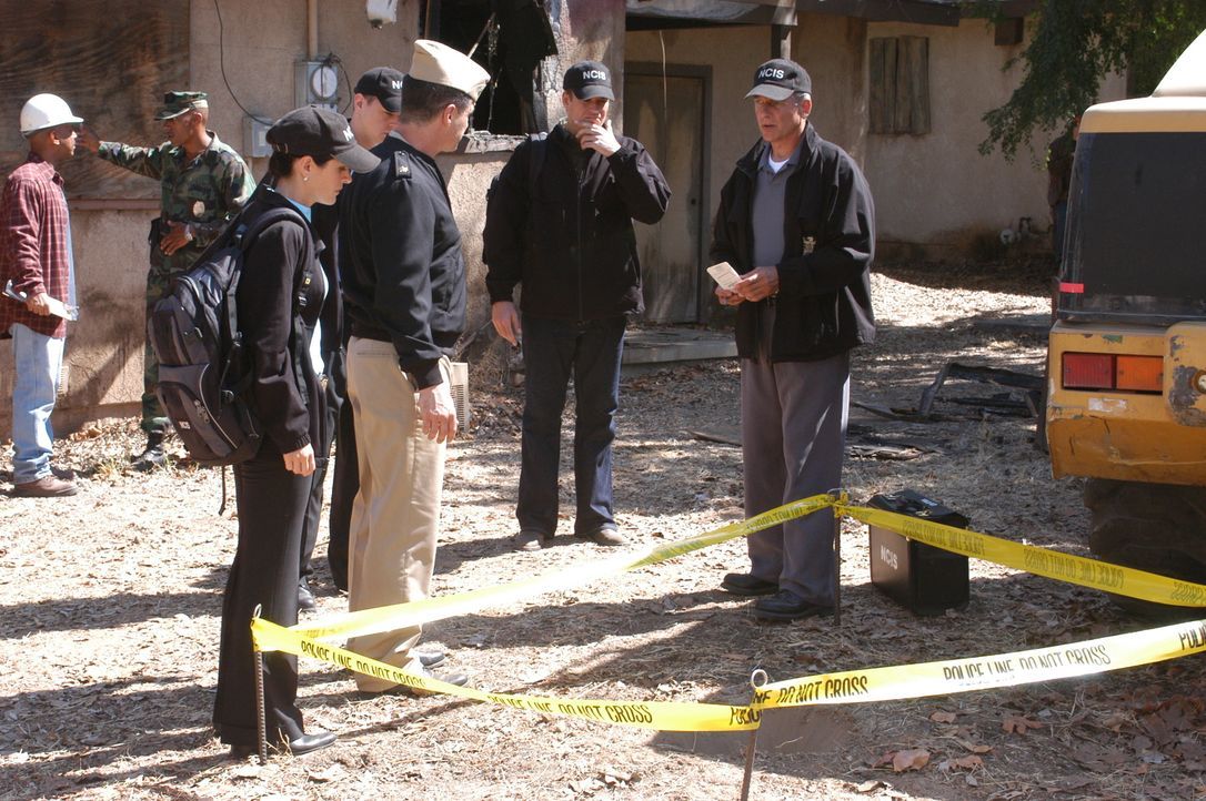 Eine mumifizierte Leiche in einem Hochzeitskleid wird bei Bauarbeiten gefunden. Das NCIS Team, allen voran Gibbs (Mark Harmon, r.), heften sich an d... - Bildquelle: CBS Television