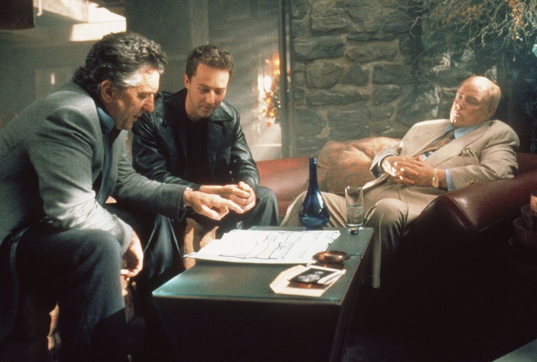 Eigentlich plant der alternde Safeknacker Nick (Robert De Niro, l.) einen geruhsamen Lebensabend. Doch sein einstiger Mentor Max (Marlon Brando, r.)... - Bildquelle: Paramount Pictures