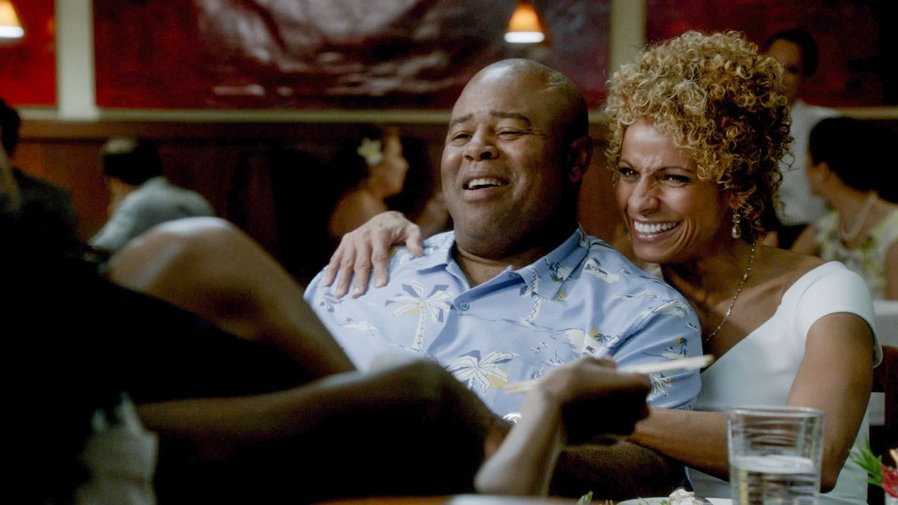 Verbringen mit Freunden einen schönen Abend - doch am nächsten Tag überschattet ein Tod das Ganze: Grover (Chi McBride, l.) und seine Frau Renee (Mi... - Bildquelle: 2015 CBS Broadcasting Inc. All Rights Reserved.
