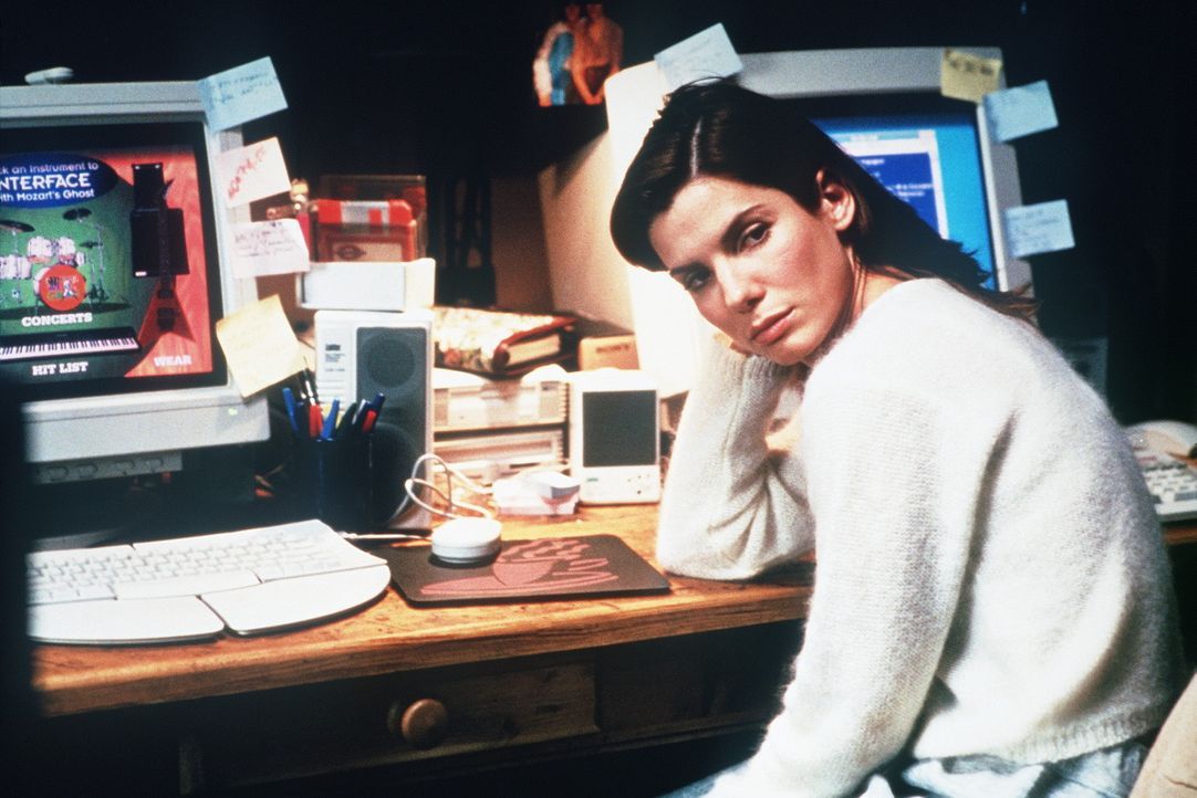 Zu Hause macht die Computer- und Virus-Spezialistin Angela Bennett (Sandra Bullock) eine grauenvolle Entdeckung: ihre persönlichen Daten und ihre F... - Bildquelle: Columbia Pictures Corporation