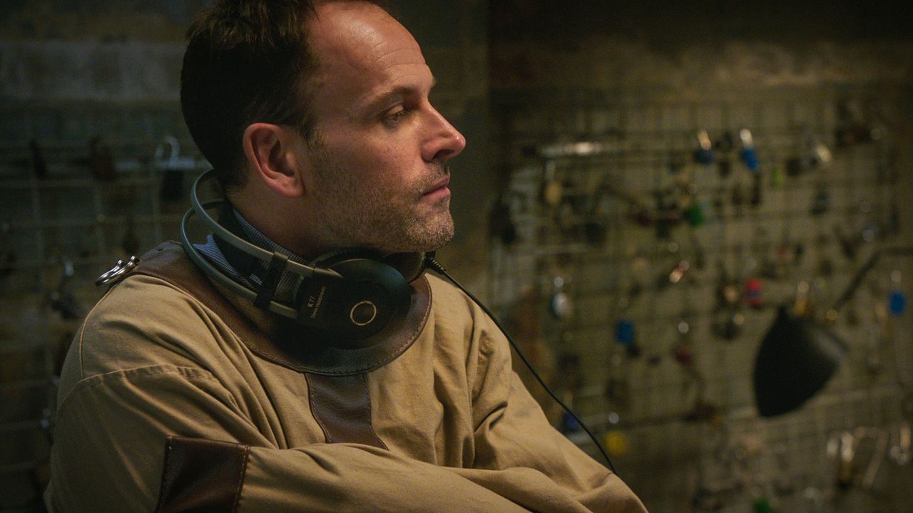 Versucht auf seine eigene, ungewöhnliche Weise, einen Mord aufzuklären: Sherlock Holmes (Jonny Lee Miller) ... - Bildquelle: 2015 CBS Broadcasting Inc. All Rights Reserved.
