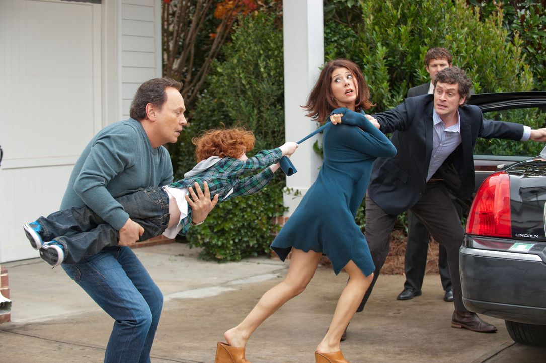 Artie (Billy Crystal, l.) kümmert sich um seine Enkelkinder Turner, Harper und Barker (Kyle Harrison Breitkopf, 2.v.l.), während seine Tochter Alice... - Bildquelle: 2012 Twentieth Century Fox Film Corporation and Walden Media, LLC. All rights reserved.