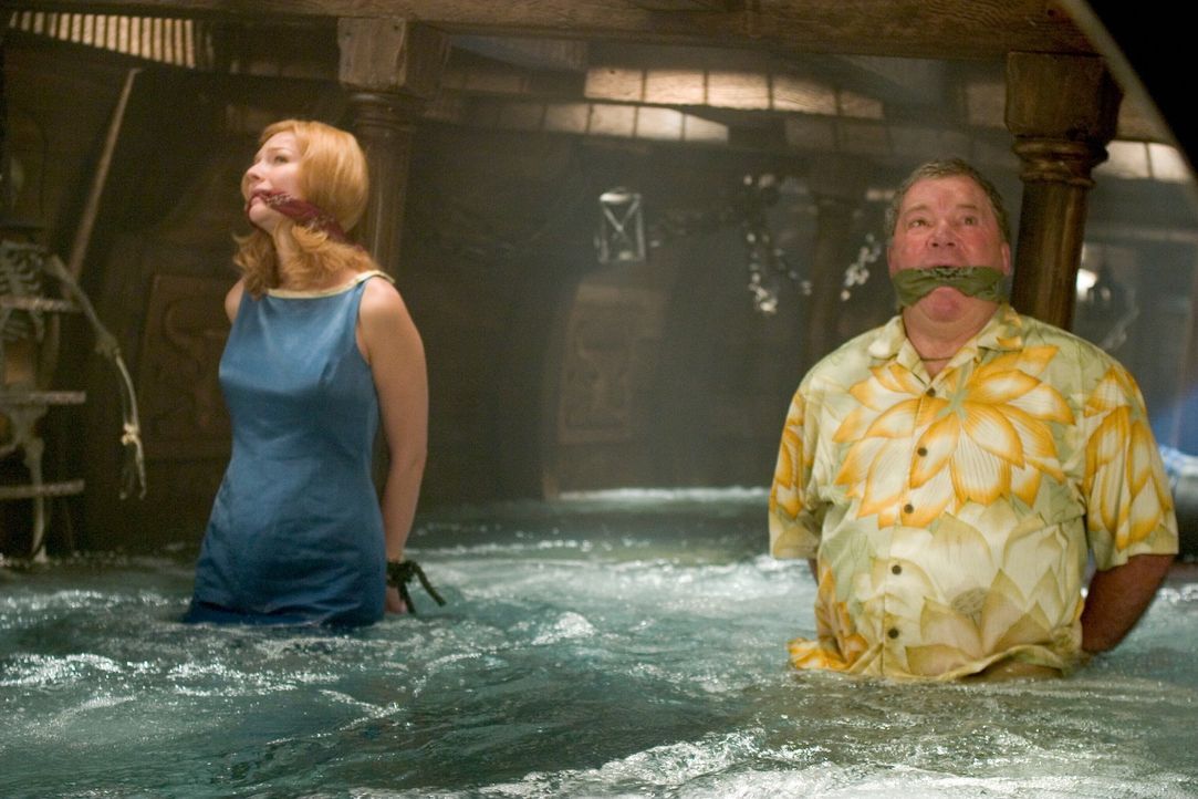 Die Miss United States Cheryl Frasier (Heather Burns, l.) und Stan Fields (William Shatner, r.) werden in Las Vegas entführt. Die Kidnapper fordern... - Bildquelle: Warner Bros. Television